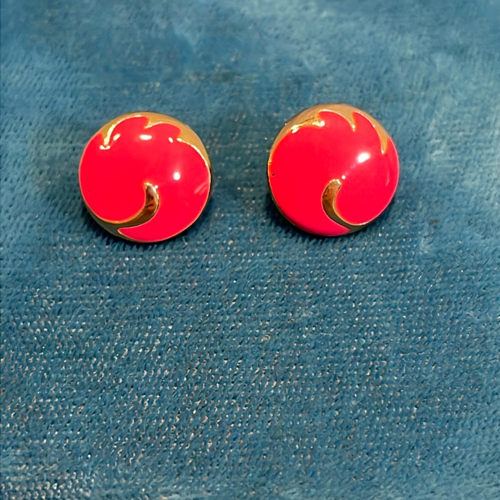 031 Vintage hot pink enamel pierced earrings domed circle high quality